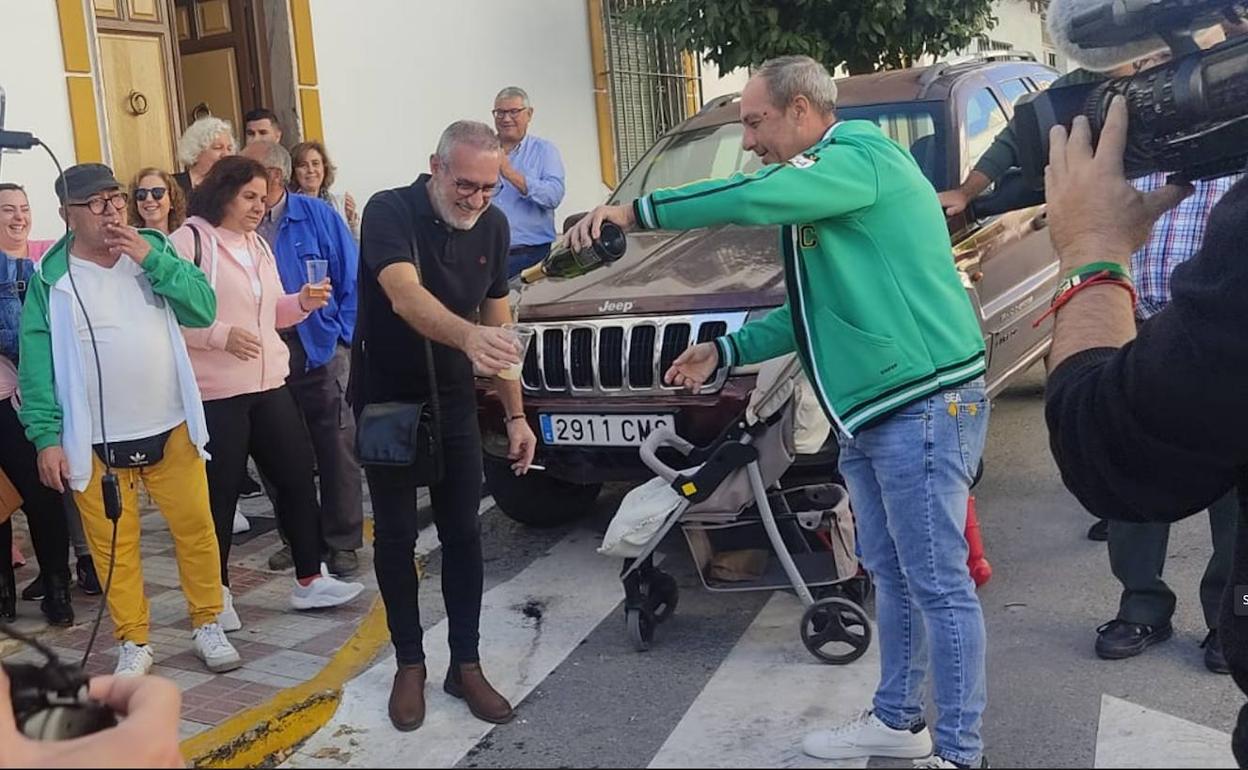 El alcalde, Javier Sabalete, llena su vaso para brindar este pasado sábado. 