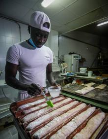 Imagen secundaria 2 - Ibrahima cocina y vende el pan en su panadería de Otura.