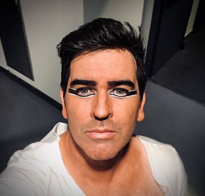 El primer paso antes de salir a escena, el maquillaje de los ojos. 