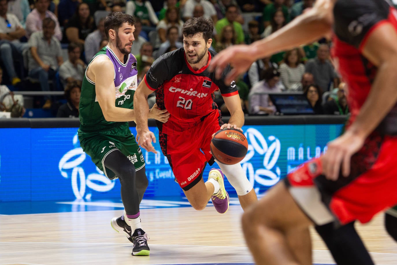 Dejan Todorovic acelera hacia el aro del Unicaja, defendido por Brizuela. 