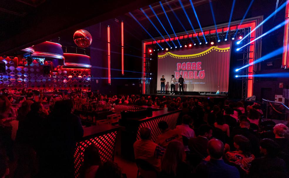 Manuel Sicilia, Miguel Esteban y Joaquín Reyes, en el escenario de la Sala Aliatar, durante el estreno granadino de 'Pobre diablo', la serie de HBO. 