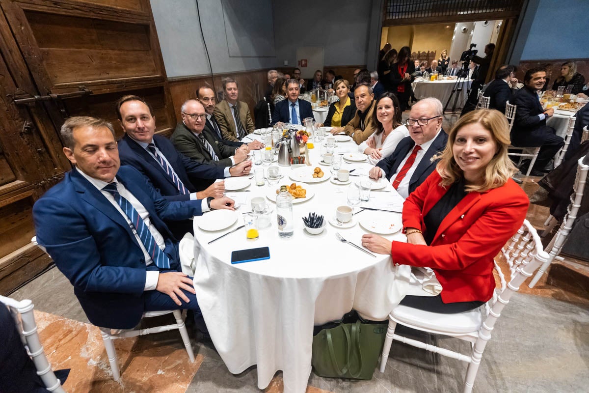 Desayuno informativo con la consejera de Fomento, Marifrán Carazo, en el hotel Santa Paula