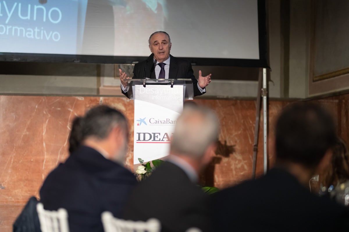 Desayuno informativo con la consejera de Fomento, Marifrán Carazo, en el hotel Santa Paula