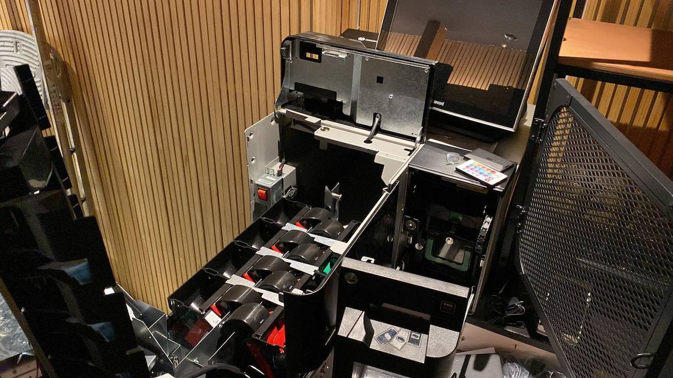 Imagen - Máquina forzada donde se guardaba el dinero en el restaurante.