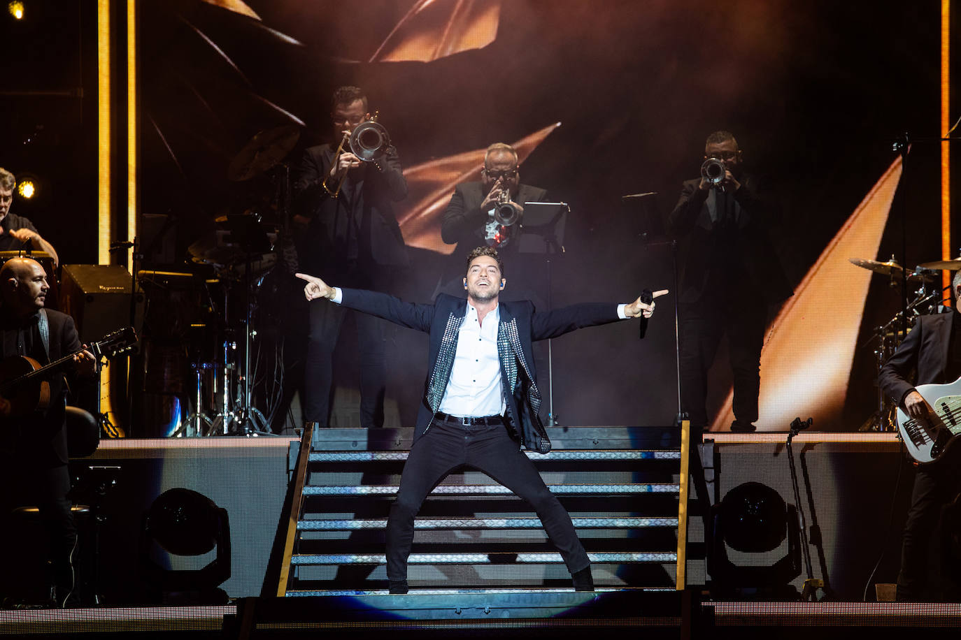 David Bisbal ha celebrado sus veinte años de trayectoria musical con un espectacular concierto en el Power Horse Stadium.