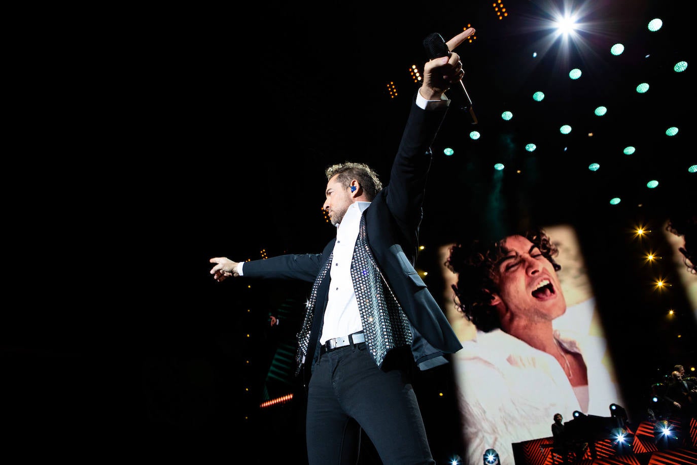 David Bisbal ha celebrado sus veinte años de trayectoria musical con un espectacular concierto en el Power Horse Stadium.