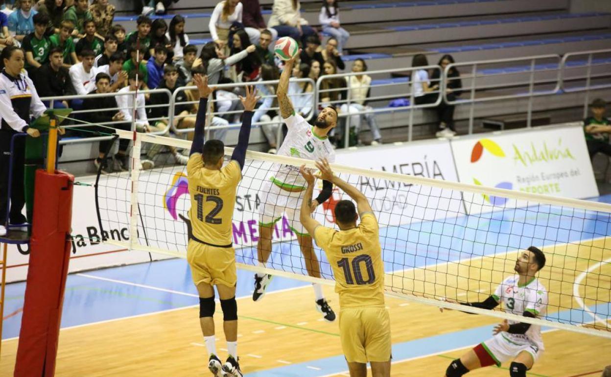 Portensoso remate de Marco Ferreira para superar el bloqueo de Fuentes y Grossi. 