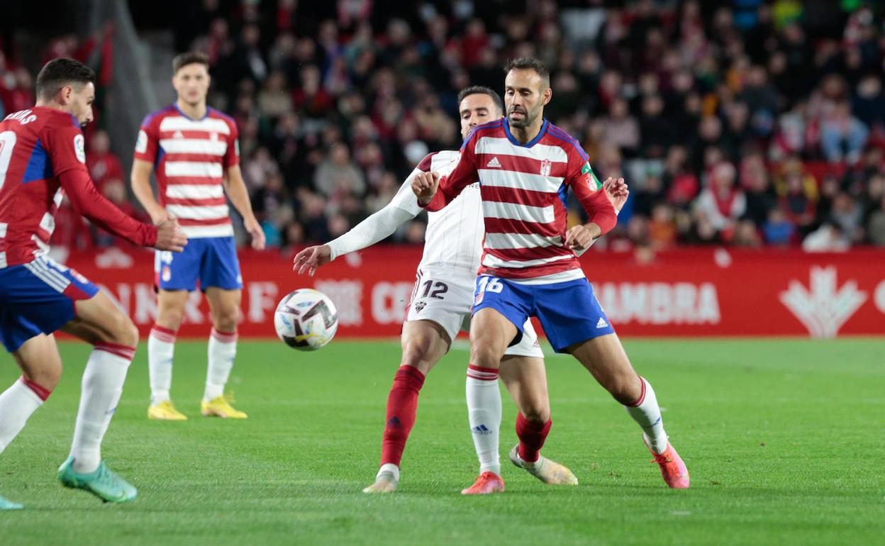 Víctor Díaz se anticipa para recibir la pelota en una acción del partido.