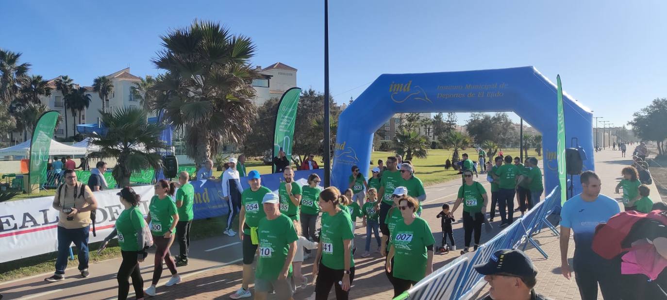 Fotos: Búscate en la Carrera de la AECC en Almerimar