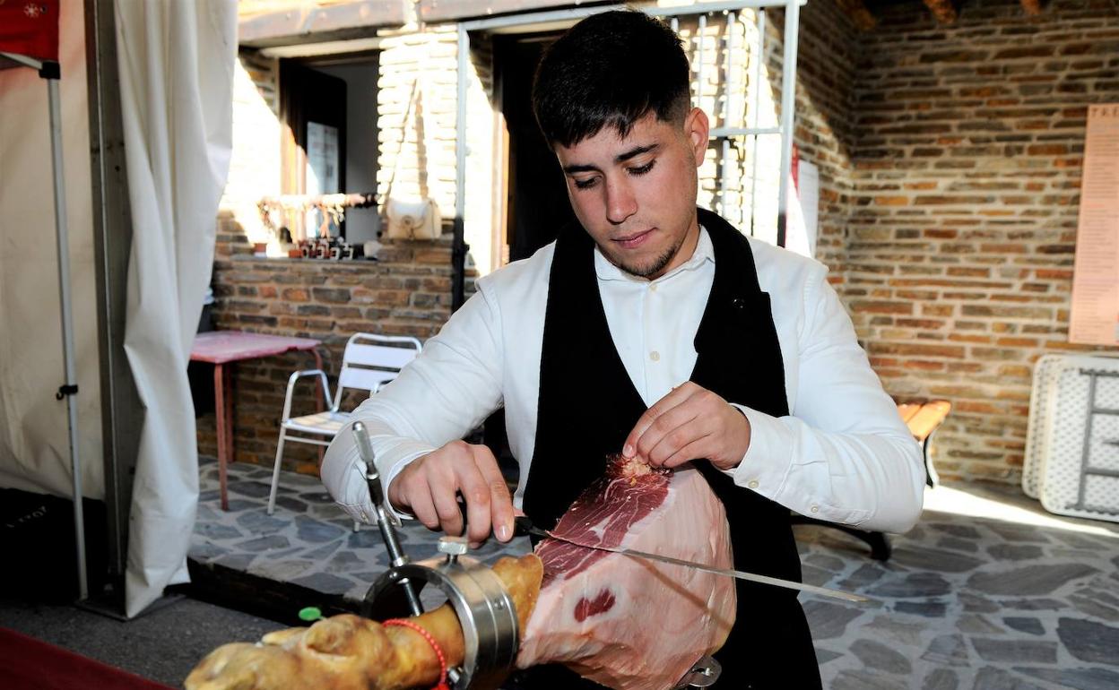 La II Feria del Jamón y Productos Típicos de Trevélez ha congregado a miles de personas