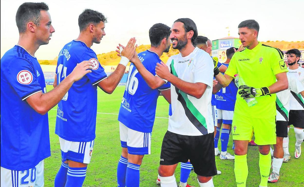 Saludo de los jugadores de Linares y Córdoba en el amistoso que jugaron antes de empezar la liga. 
