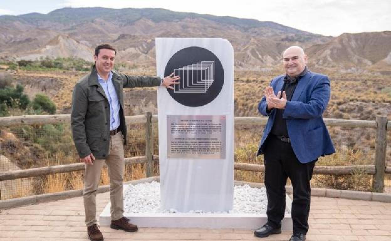 Se desveló un monolito que oficializa la entrega del título por parte de la EFA. 