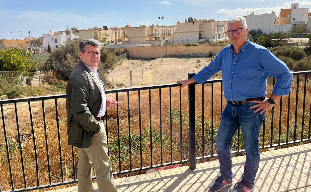 Juan José Matarí e Ismael Torres en el solar en el que ubicará el Cuartel de la Guardia Civil.