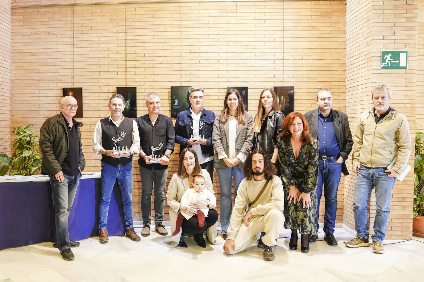 Participantes y ganadores de esta edición del concurso posan ante las cámaras. 