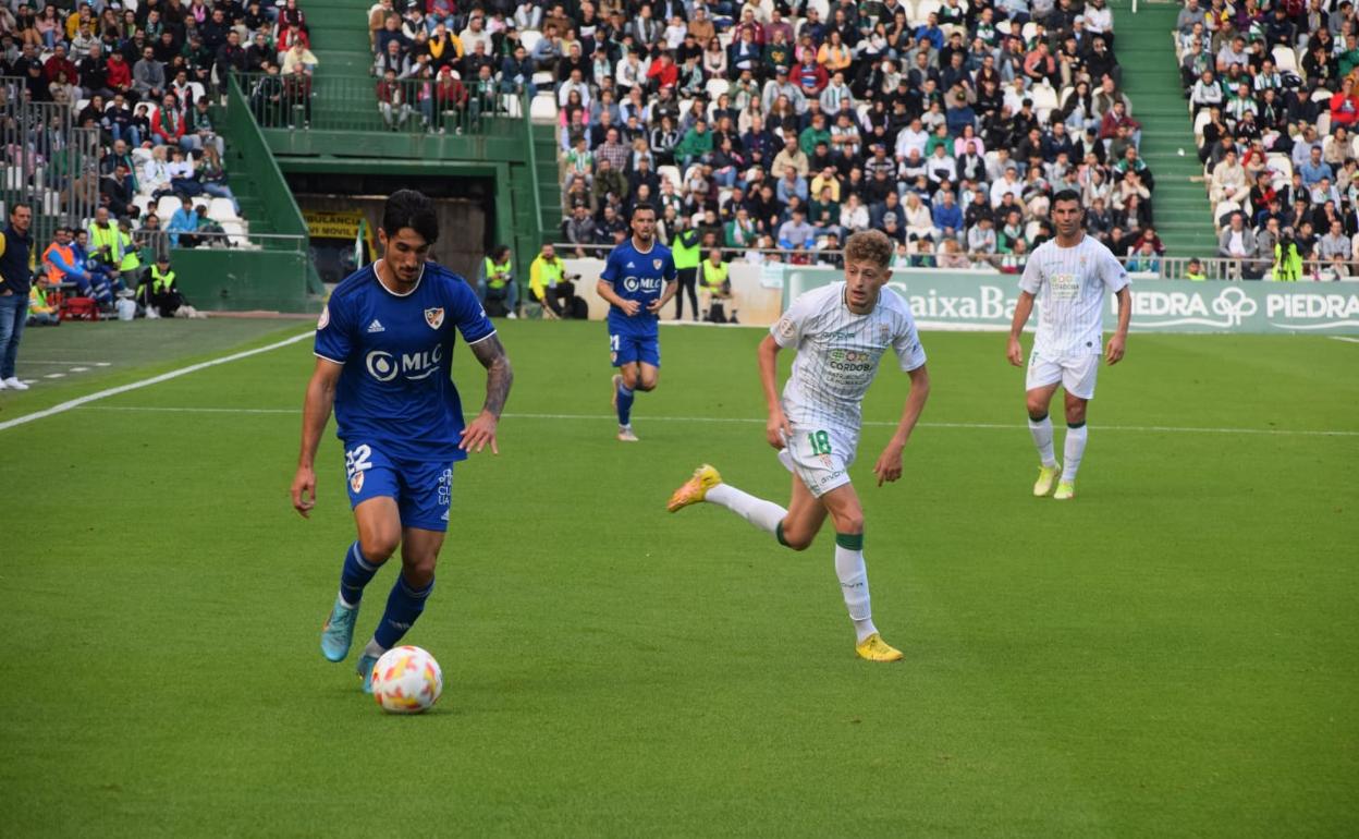 Álex Sancris asiste desde la banda a Hugo Díaz para lograr el gol del Linares en la primera parte. 