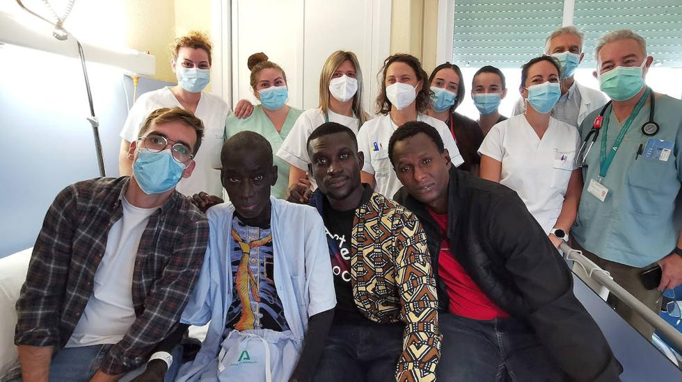 El cardiólogo Rafael Bravo (izquierda), posa junto a Ablaye, Cheikh y Mamadou y el resto del personal del hospital Costa del Sol