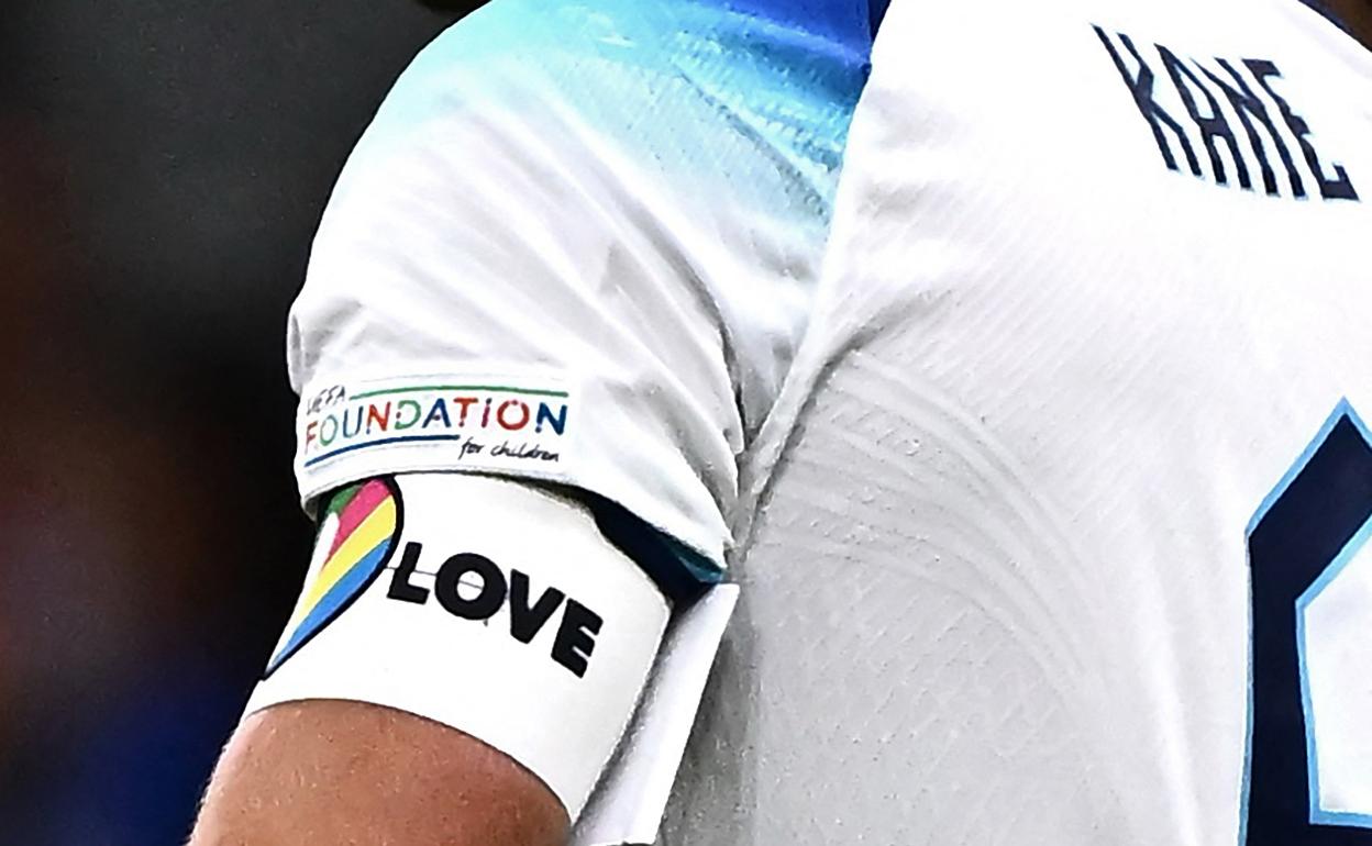 El brazalete a favor de los derechos LGTBI, portado por Harry Kane.