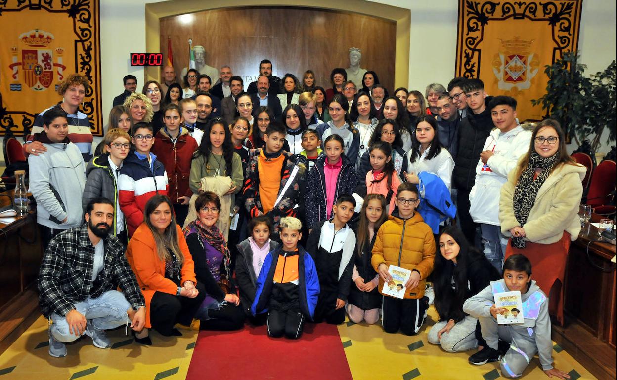 Concejales y escolares participantes en el pleno municipal extraordinario dedicado al Día de la Infancia. 