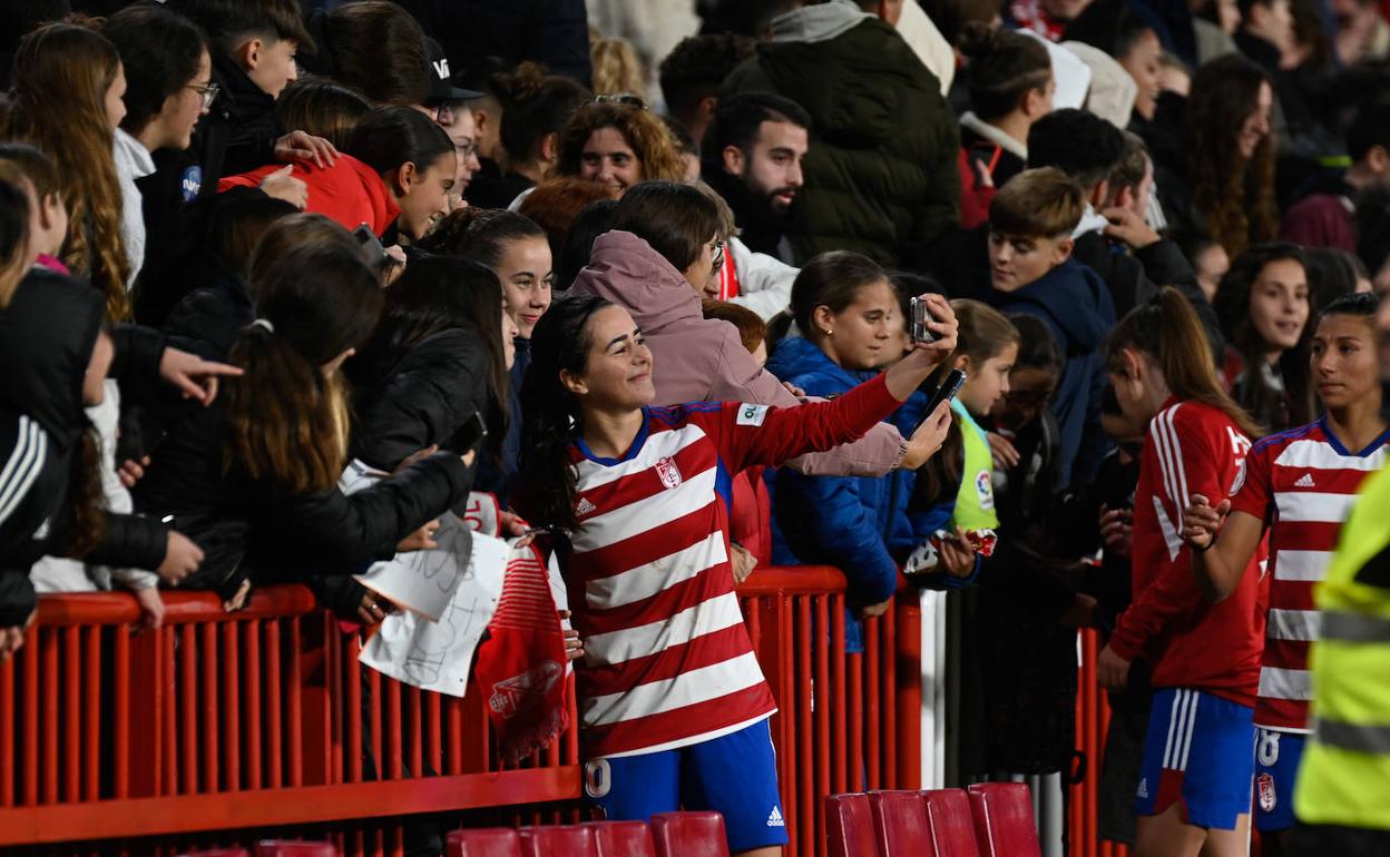 La rojiblanca Alicia se hace un 'selfie' con unas jóvenes aficionadas del Granada. 