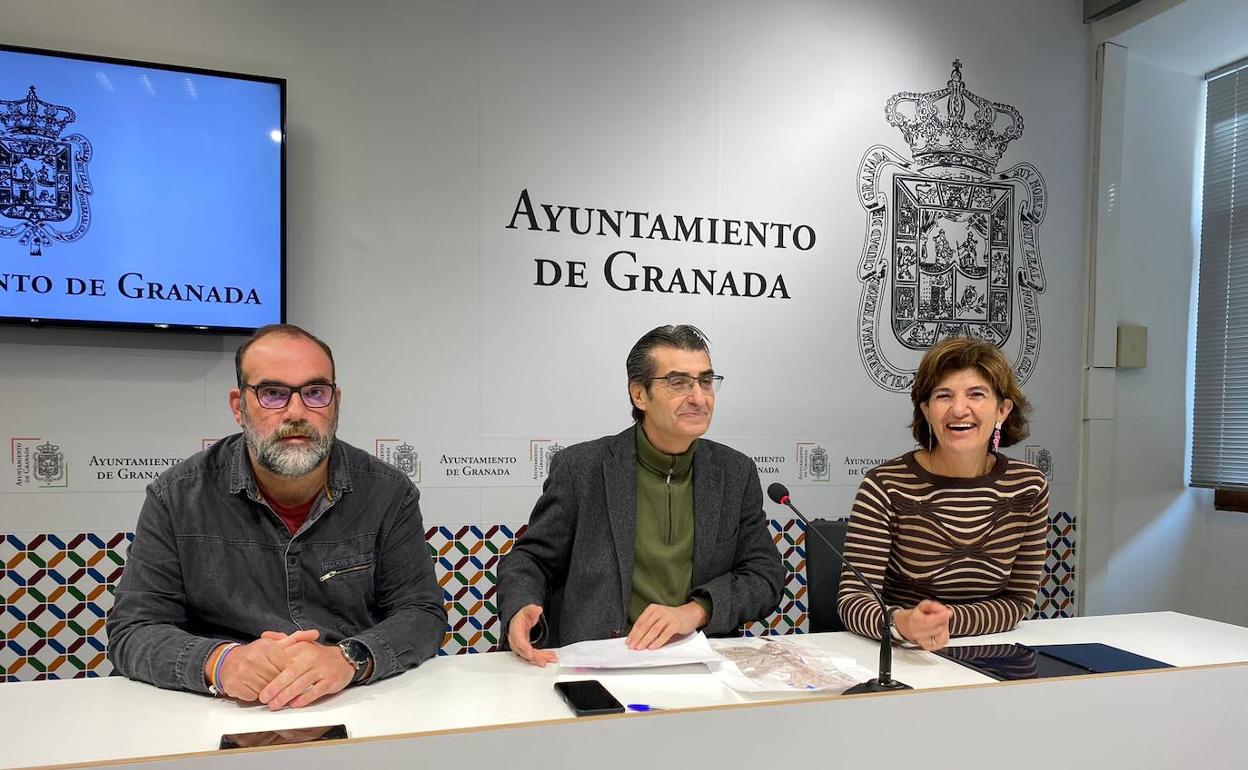 Los tres ediles del grupo municipal de Unidas Podemos, este martes.