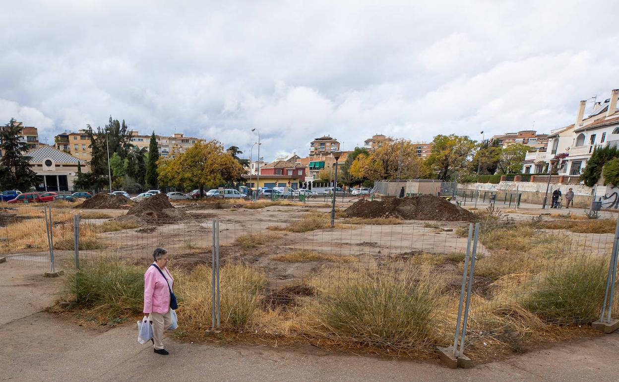 Solar del Zaidín donde se construirá la plaza Rafael Guillén. 