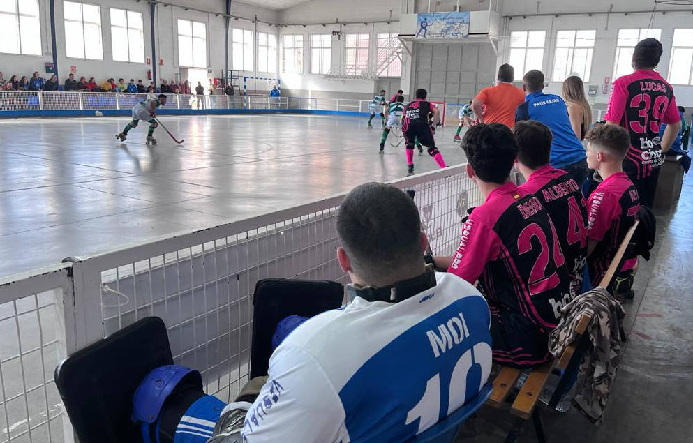 Los jugadores del banquillo del Cájar observan el partido. 
