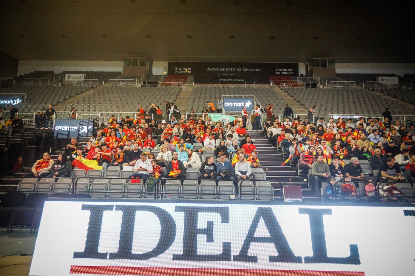 Ambiente en el Palacio de Deportes de Granada. 