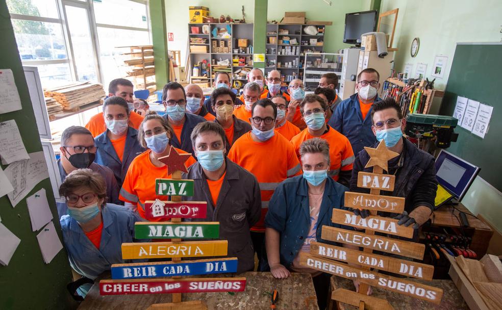 Los alumnos trabajan las maderas en el taller de carpintería para fabricar los adornos. 