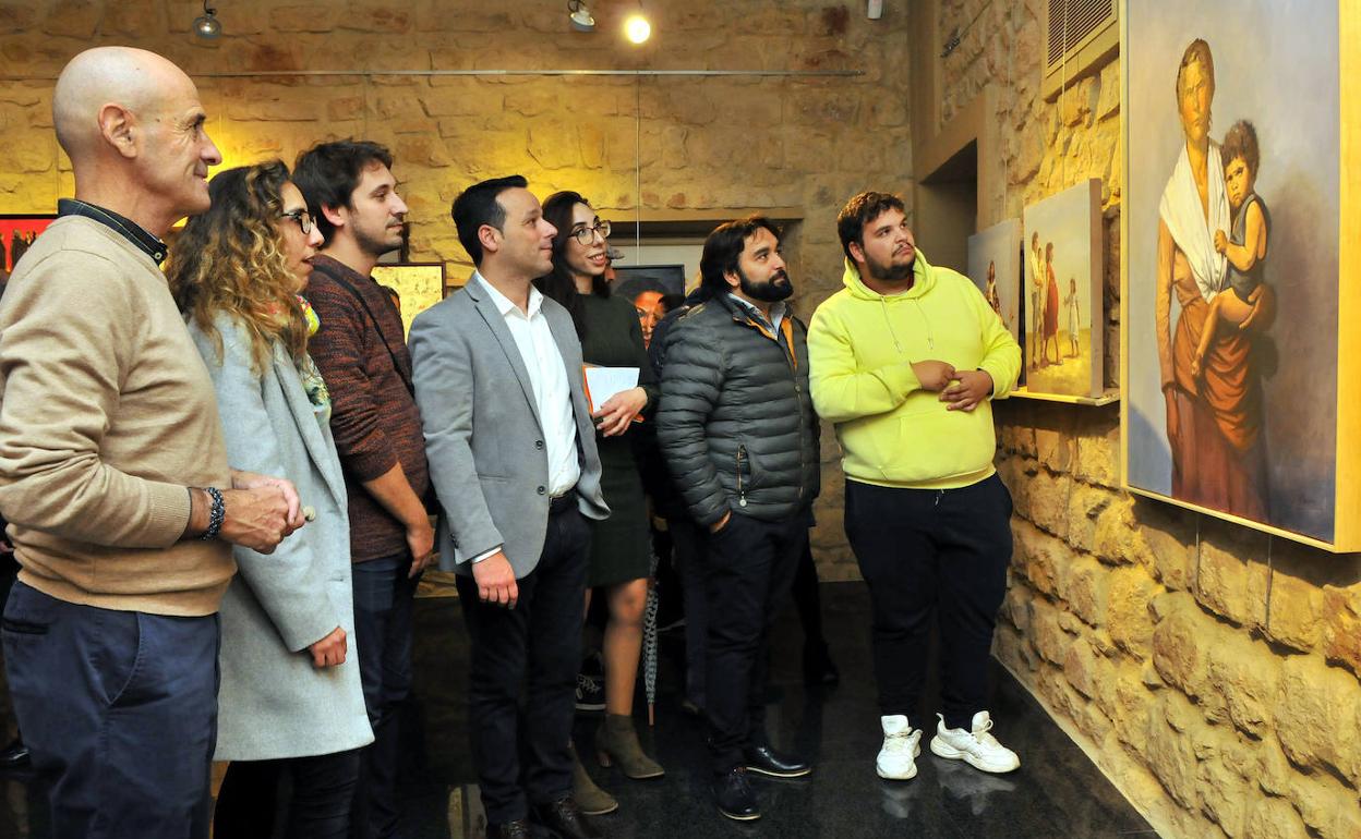 Autoridades y público en general visita la exposición conmemorativa. 