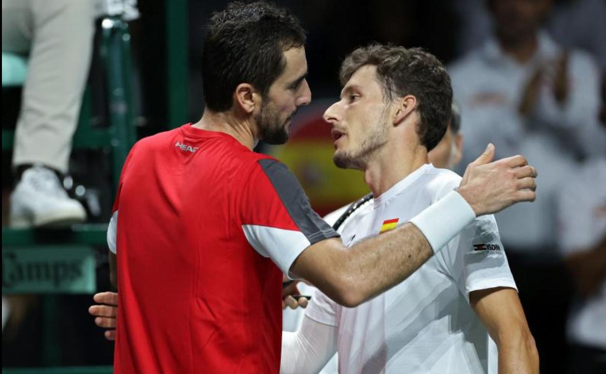 Marin Cilic se despide de Pablo Carreño tras sellar el pase de Croacia a semifinales. 