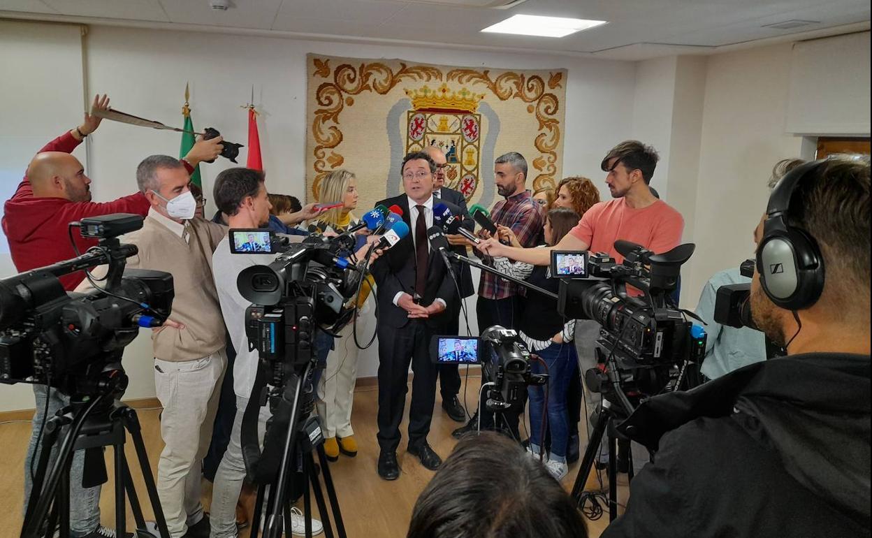 El fiscal general del Estado, rodeado de una nube de periodistas, este miércoles, en la sede de la fiscalía andaluza. 