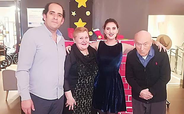 Mayores en la residencia María Auxiliadora junto al concejal, Luis Rodríguez. 