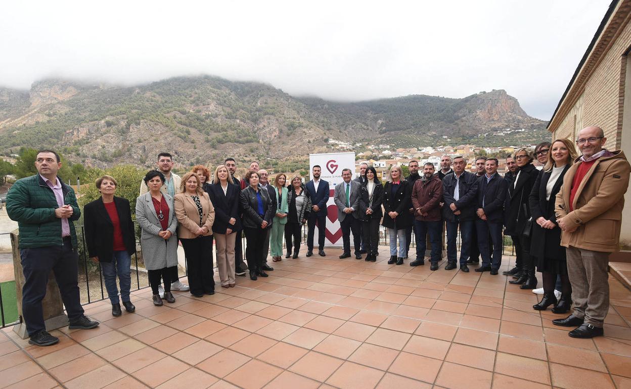 Representantes de las instituciones que constituyen la 'Mesa provincial para revertir la despoblación', ayer en Moclín. 