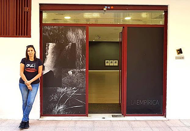 Patri Díez en la entrada de La Empírica, intervenida por ella. 