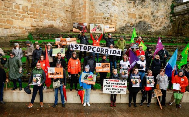 Antitaurinos se manifiestan en Bayona (Francia).