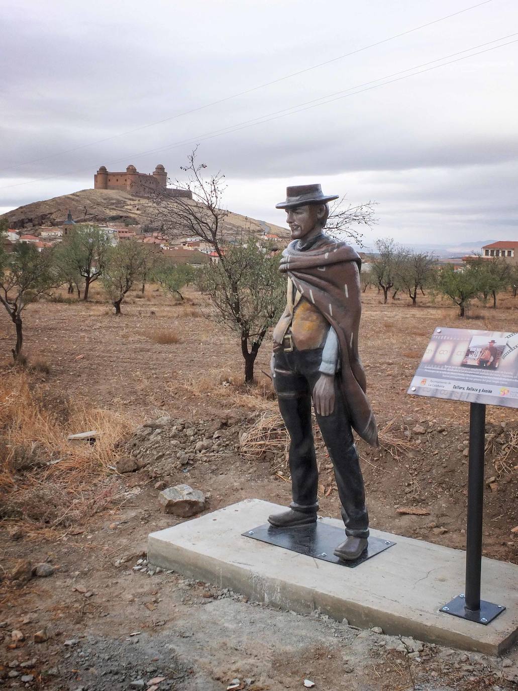 Las nuevas estatuas dedicadas al cine que decoran las calles de la Calahorra como reclamo turístico
