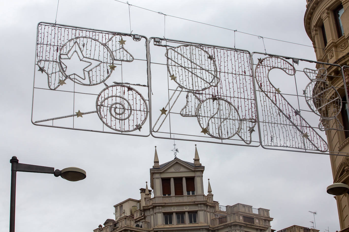 Aunque el alumbrado oficial se espera para el 2 de diciembre, Granada ya luce los adornos que en breve se encenderán para iluminar la ciudad en esta época festiva