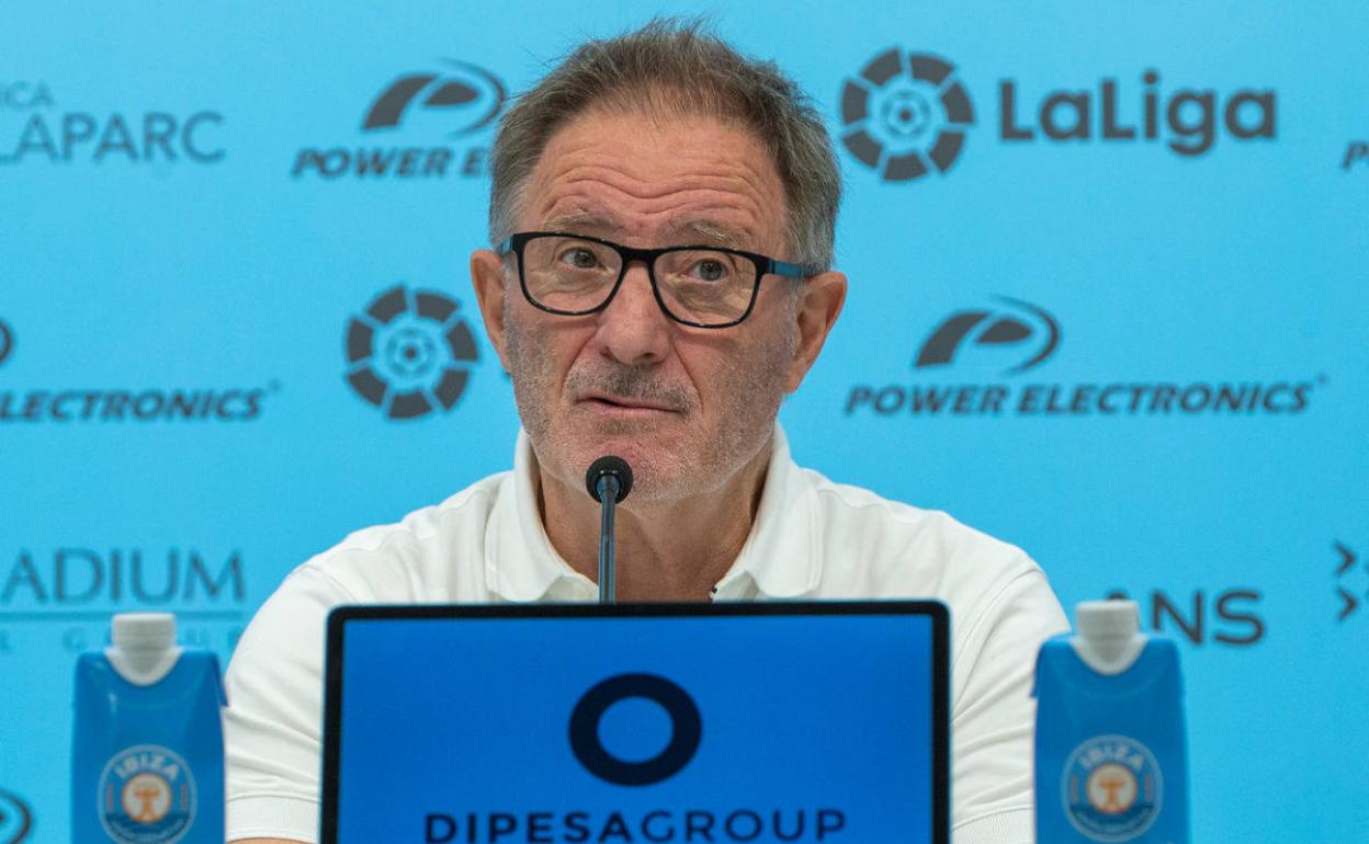 Juan Antonio Anquela, durante una comparecencia de prensa como entrenador del Ibiza. 