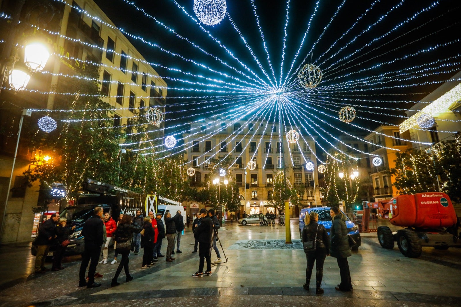 El Ayuntamiento prueba que todos los dispisitivos luminosos instalados para Navidad funcionan correctamente