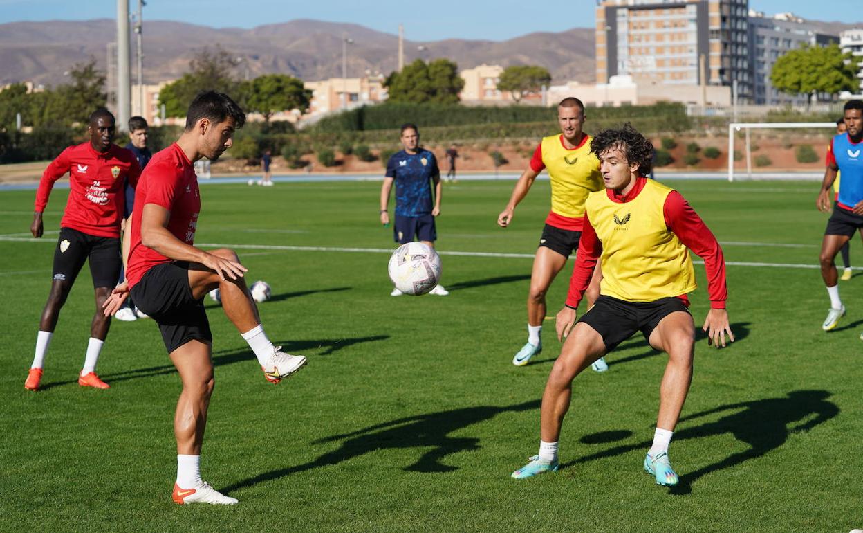 César de la Hoz golpea el balón delante de Gui Guedes. 