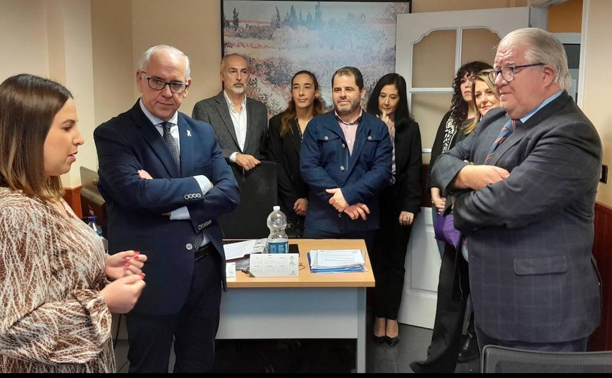 Jesús Estrella y Javier Carazo visitan el Servicio de Atención a Vïctimas. 