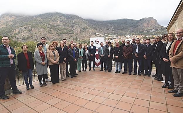 Foto de familia de la Mesa Provincial para Reventir la Despoblación. 