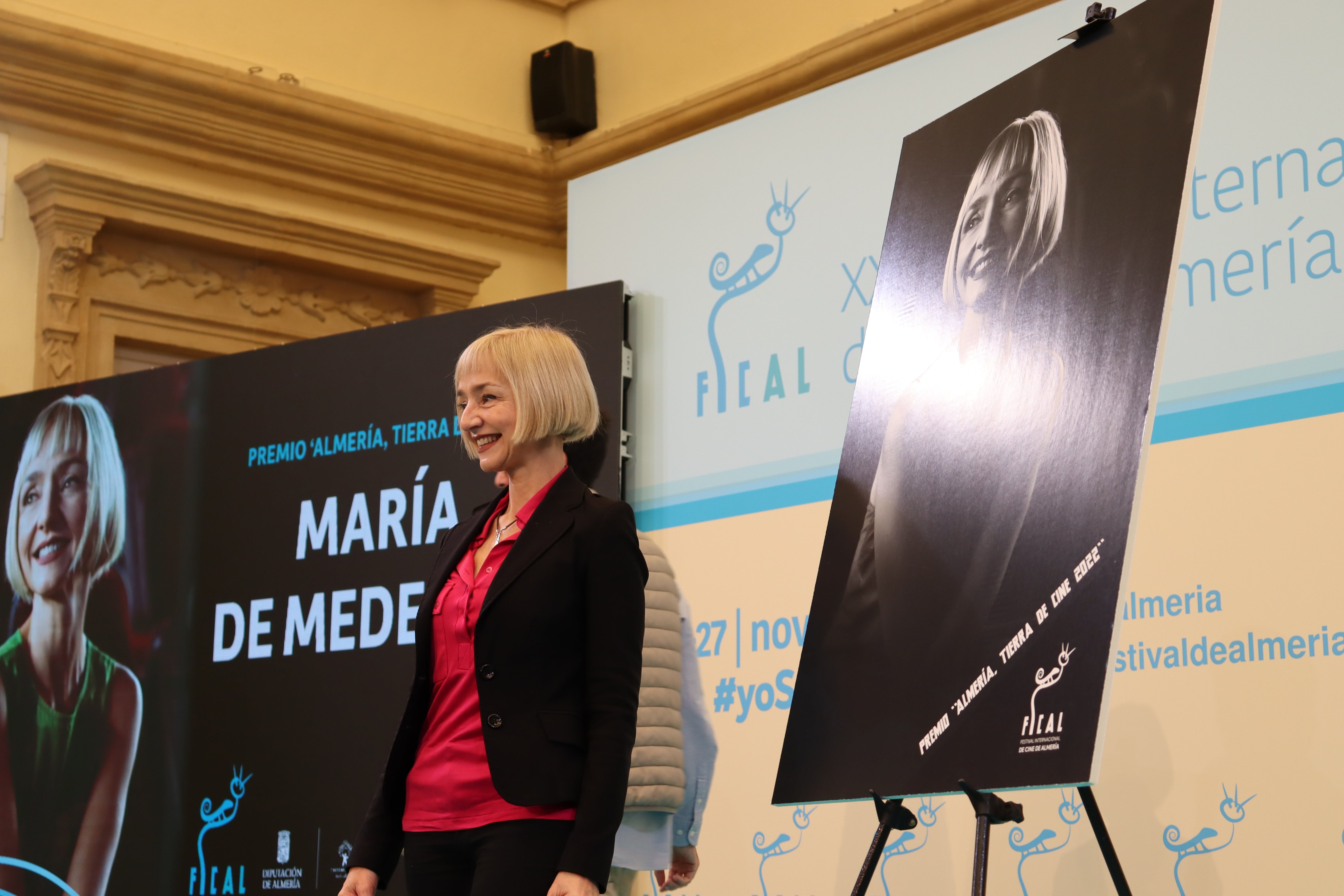 María de Medeiros descubre su lucero en el Paseo de la Fama frente al publico almeriense