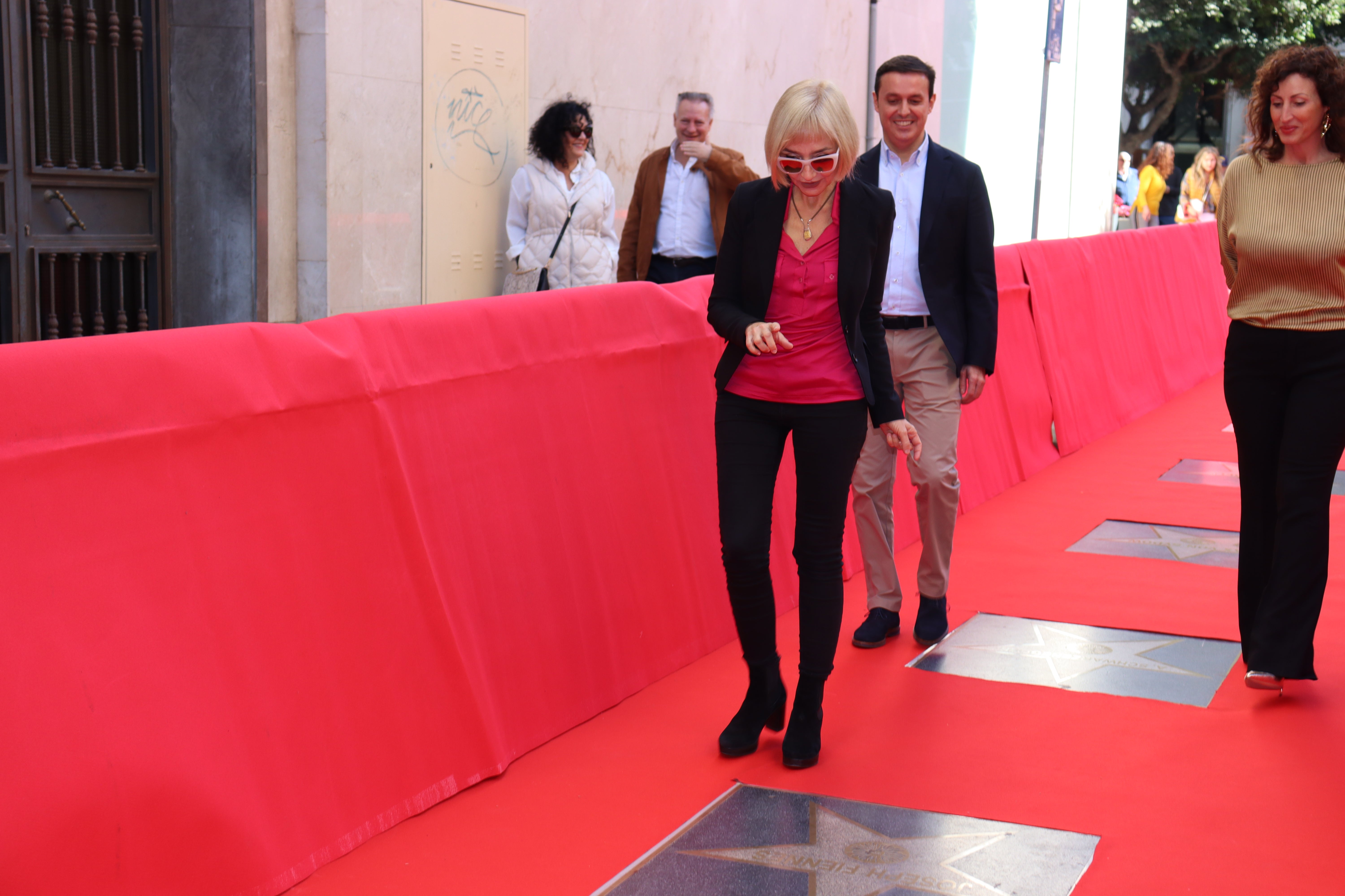 María de Medeiros descubre su lucero en el Paseo de la Fama frente al publico almeriense