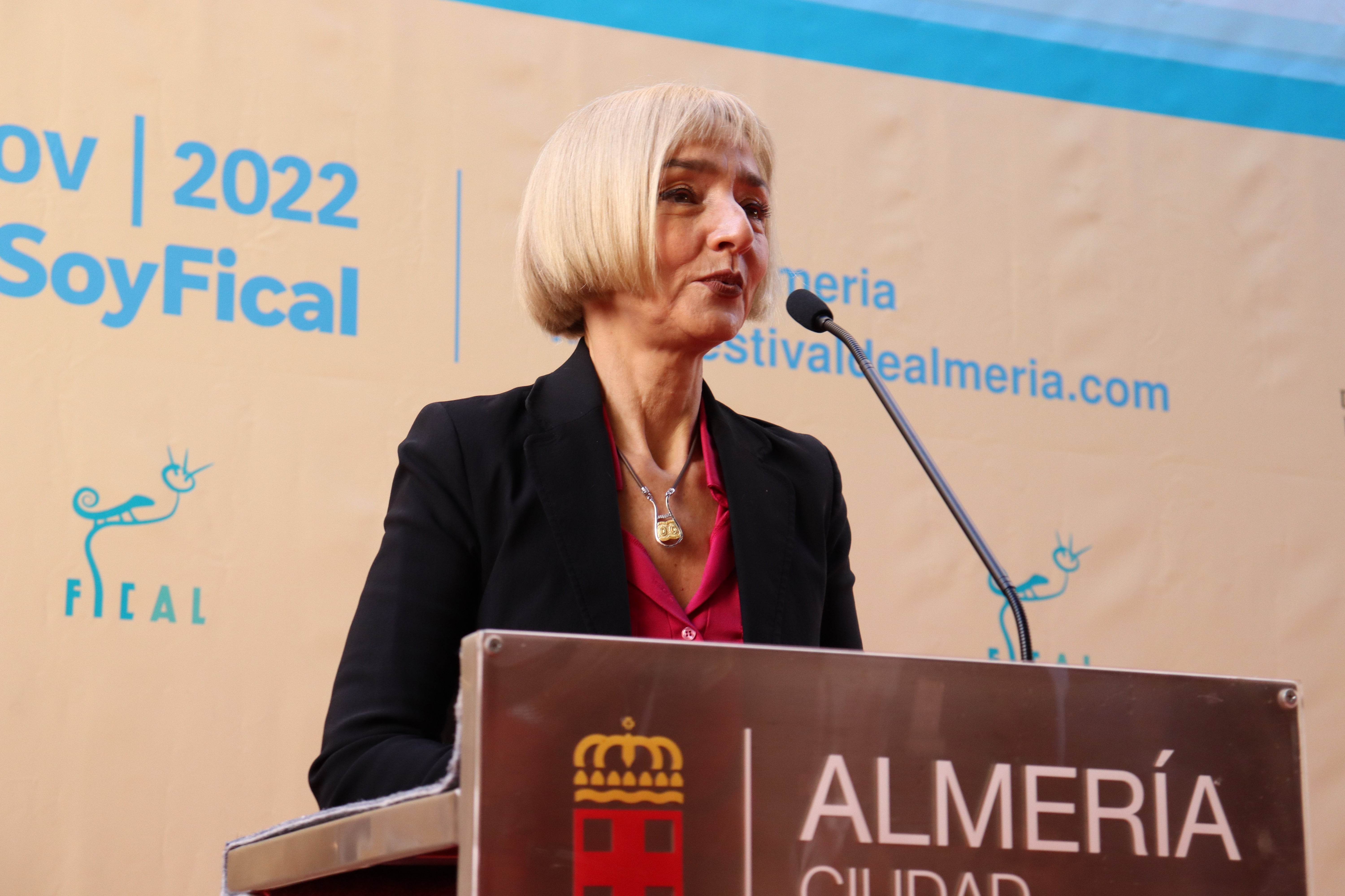 María de Medeiros descubre su lucero en el Paseo de la Fama frente al publico almeriense