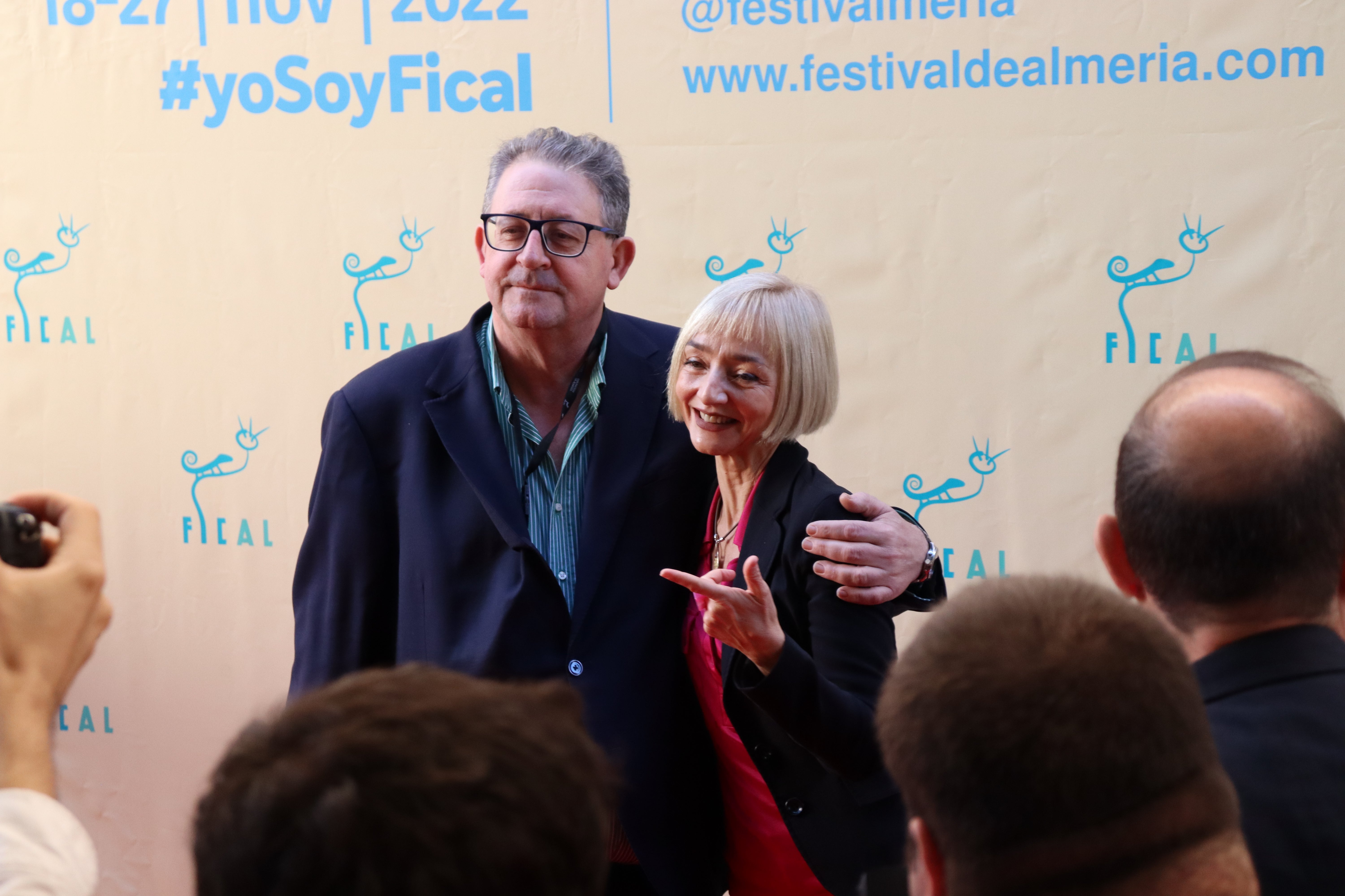 María de Medeiros descubre su lucero en el Paseo de la Fama frente al publico almeriense