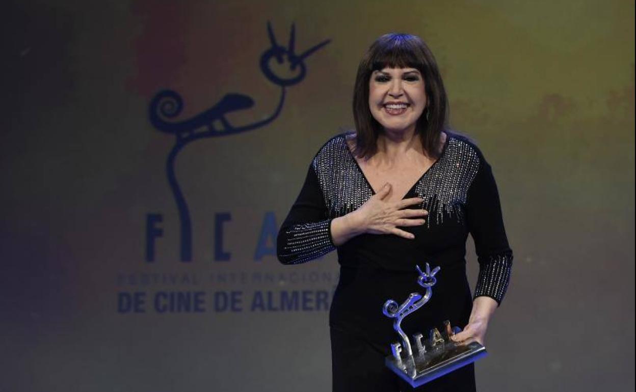 Loles León, agradecida tras recoger su premio en Almería. 