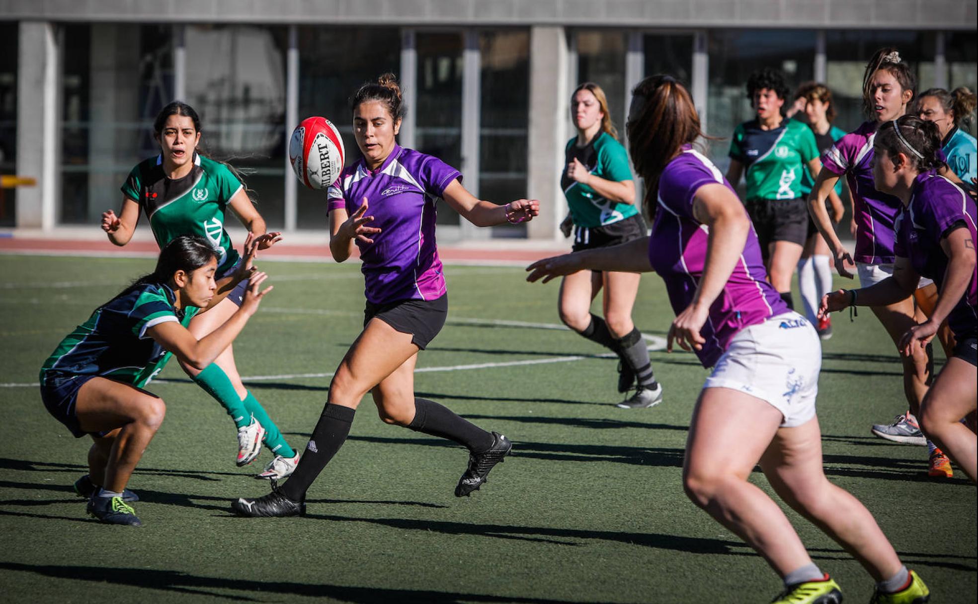 Avance del Rugby Veleta ayer, en el encuentro inaugural del torneo ante RugbyBio de Madrid. 