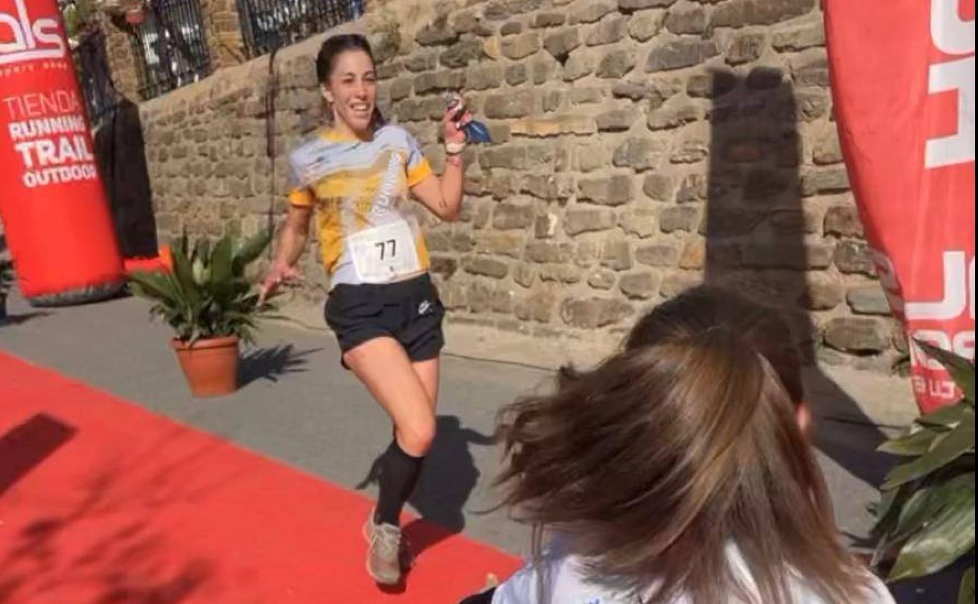 Adriana sale al encuentro de su mamá, Rocío Expósito García, ganadora de la primera carrera contra la violencia de género de Trevélez. 