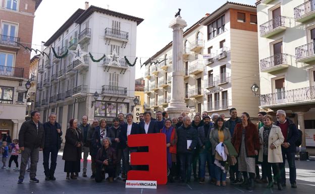 Representantes de la España Vaciada, en la plaza del Torico, en Teruel. 